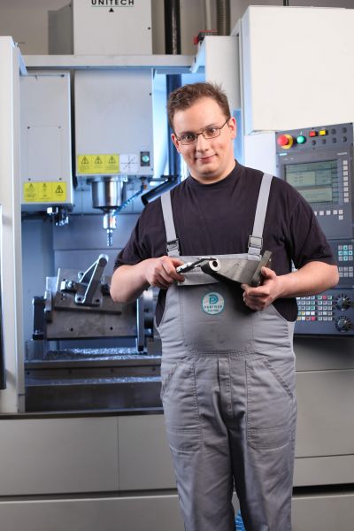Mann an Fräßmaschine