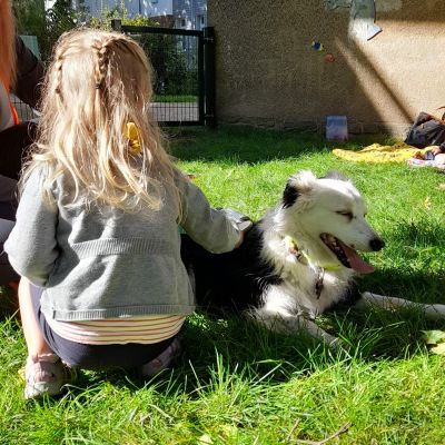 Kind mit Hund